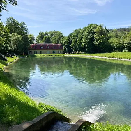 مكان تخييم Zlaty Pav *
